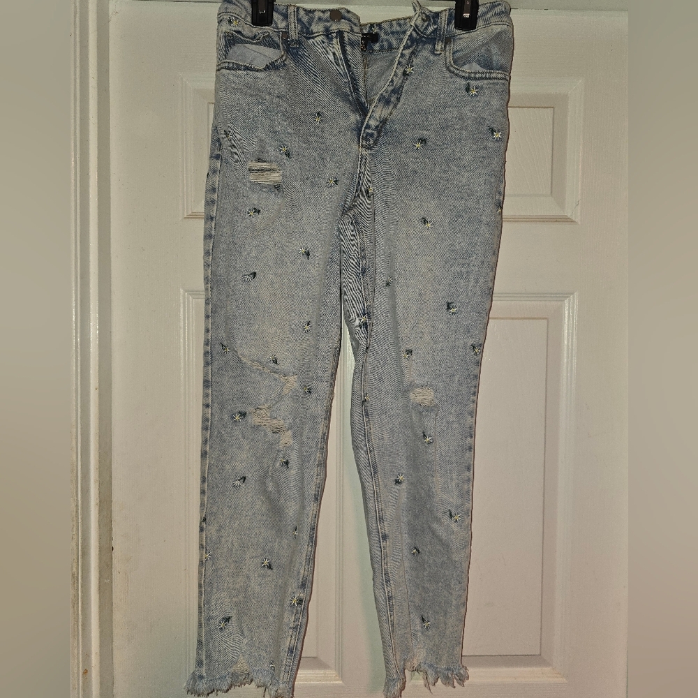 Trendy Light Blue Distressed Women's Skinny Jeans With Daisy Accents